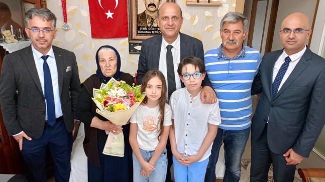 Mustafa Anteplioğlu, Şehit Öğretmen Buminhan Temizkan’ın Annesini Ziyaret Etti