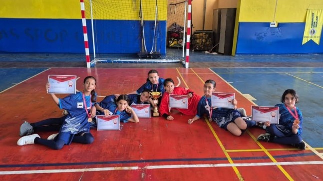 Ayşe Mirici Ortaokulu Küçük Kızlar Futsal Takımı Mersin Şampiyonu Oldu