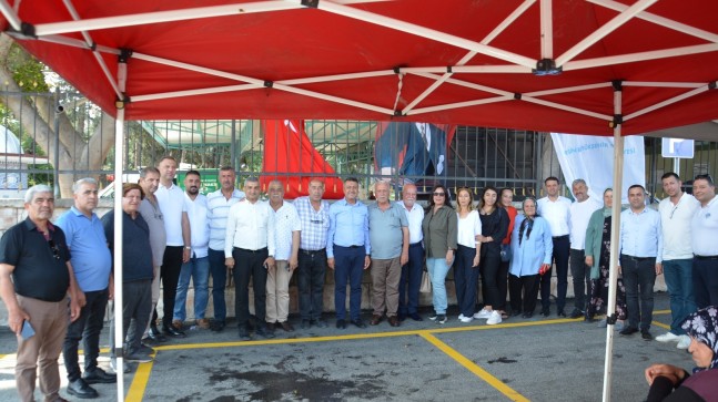 BÜYÜKŞEHİR EKİPLERİ TARSUS ŞEHİR MEZARLIĞINA KABİR ZİYARETİNE GİDEN VATANDAŞLARA BİRÇOK HİZMET SUNDU
