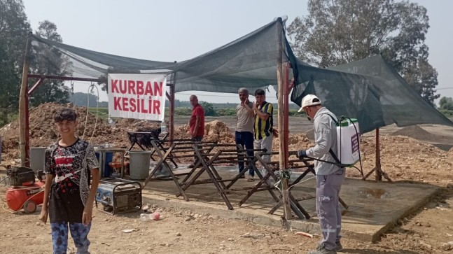 BÜYÜKŞEHİR EKİPLERİNDEN TARSUS’TA MOBİL KESİM NOKTALARINDA SÜREKLİ İLAÇLAMA ÇALIŞMASI