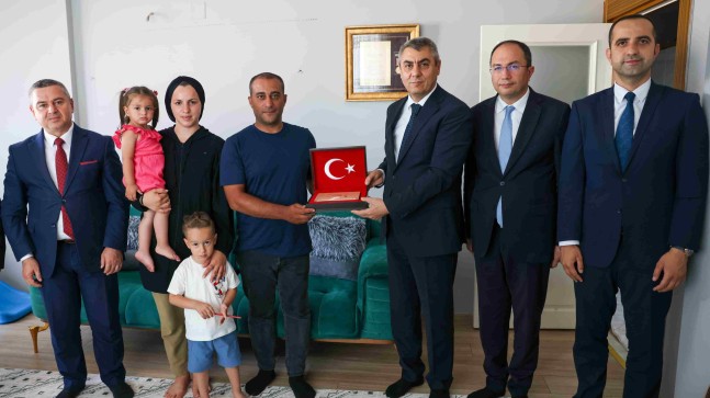 VALİ ATİLLA TOROS, GAZİ JANDARMA UZMAN ÇAVUŞ MUSTAFA TİLAVER VE AİLESİNİ ZİYARET ETTİ