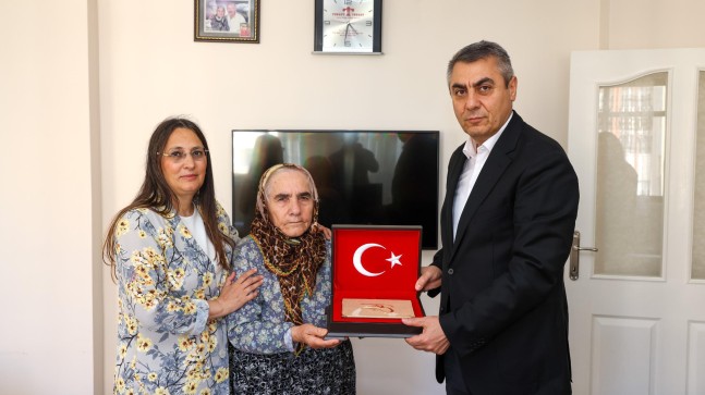 ATİLLA TOROS VE EŞİ, ŞEHİT UZMAN ÇAVUŞ TURĞUT ALP’İN ANNESİ FATMA DÖŞEYİCİ’YE ZİYARETTE BULUNDU