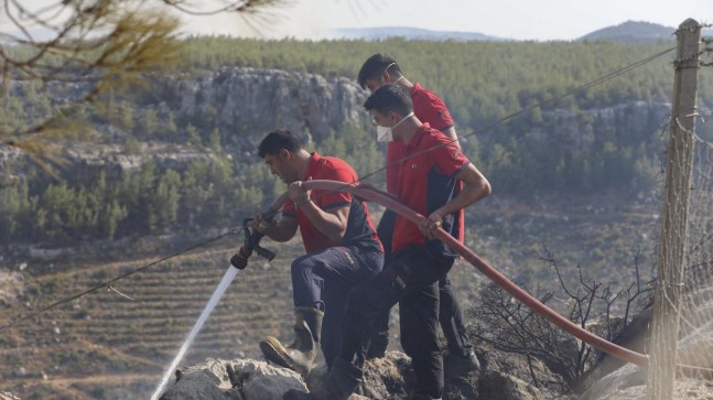Silifke’de Çıkan Orman Yangınına Büyükşehir Ekipleri Müdahale Ediyor