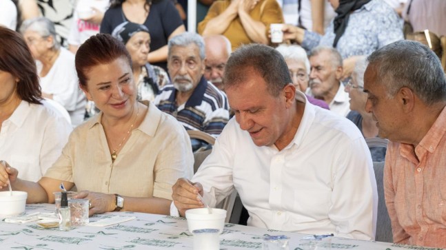 Başkan Seçer ve Meral Seçer Mezitli Cemevi’nin ‘Aşure Lokması Paylaşım Programı’na Katıldı