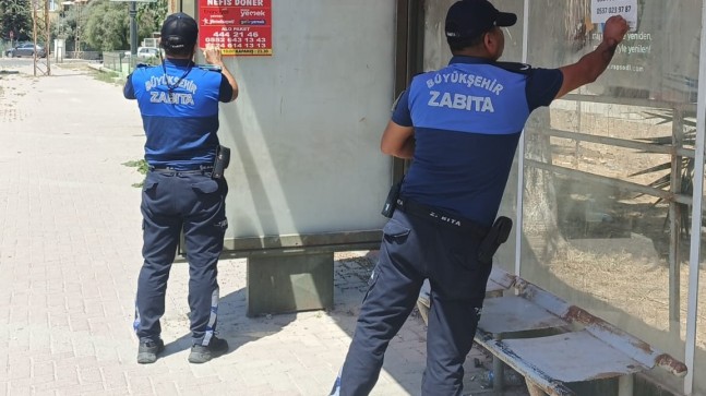 Tarsus’ta İzinsiz Asılan Pankart ve Afişler, Mersin Büyükşehir Zabıtası Tarafından Kaldırılıyor