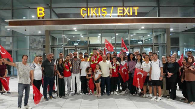 Tarsuslu Dünya Şampiyonları, TARSUS Çukurova Uluslararası Havalimanı’nda Gururla Karşılandı