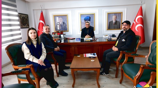 Akkoza Medya Grubu CEO’su Hasan Selenoğlu, Rejisör Erdal Alakaş ve Halkla İlişkiler Müdürü Zehra Kanak, 18 Aralık 2025 Perşembe günü Milliyetçi Hareket Partisi (MHP) Tarsus İlçe Başkanı Fatih Yıldırım’ı, Tarsus İlçe Başkanlığı binasındaki makamında ziyaret etti.