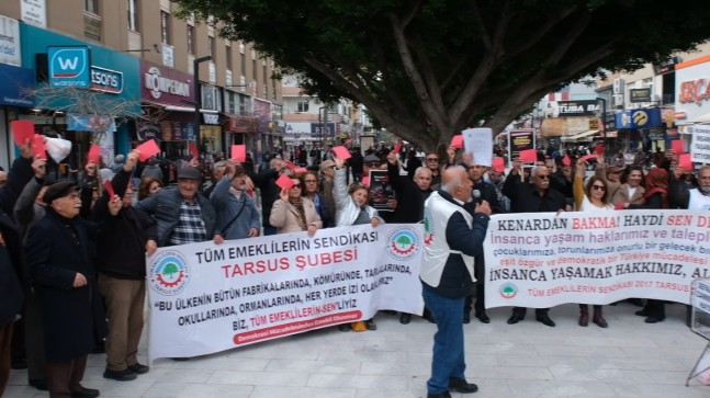 Tarsus’ta Emekliler Hükümete “Kırmızı Kart” Gösterdi