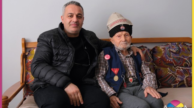 Akkoza Aracılığıyla Mehmet Amca’dan Tarsus’a Mesajlar Var  Akkoza’dan 100 Yaşındaki Kuvayı Milliye Mücahidi Mehmet Amca’ya Ziyaret