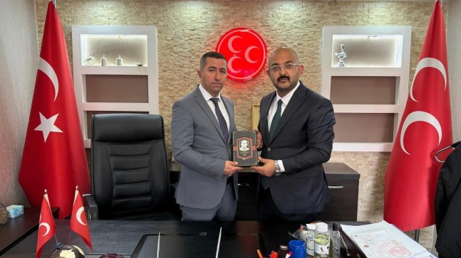 Ülkü Ocakları Çamlıyayla’dan Ömer Akın’a “Yusuf Akçura Eserleri” Hediye Edildi