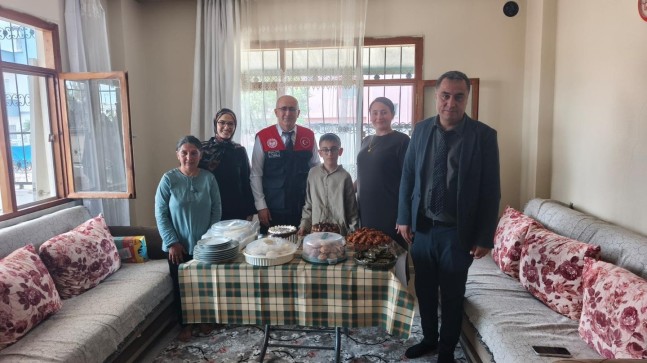 Tarsus İlçe Milli Eğitim Müdürlüğünden Evde Eğitim Gören Öğrenciye Doğum Günü Sürprizi