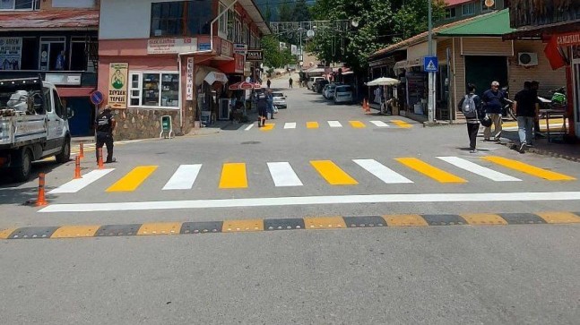 BÜYÜKŞEHİR BELEDİYESİ’NDEN ÇAMLIYAYLA’DA YOL ÇİZGİ ÇALIŞMASI