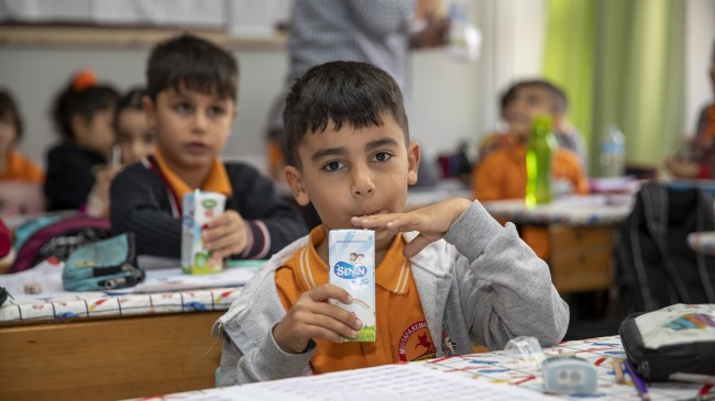 ”SÜT SENİN GURUR MERSİN’İN ” PROJESİ ile SÜT İÇMEYEN ÇOCUK KALMAYACAK