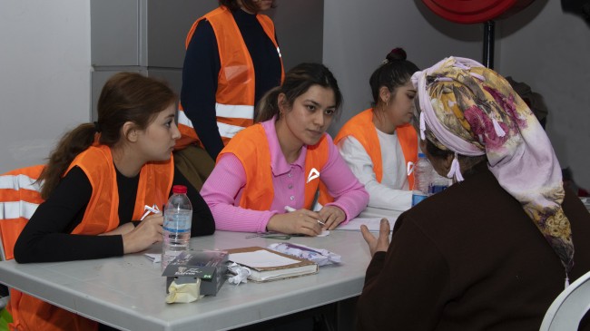 Gönüllüler Mersin’de Depremzedeler İçin Tek Yürek Oldu