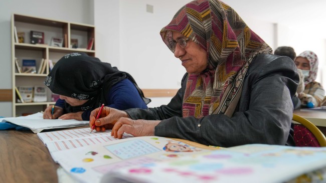 TARSUS’TA KADINLAR İLK DEFA OKUMA YAZMA ÖĞRENİYOR