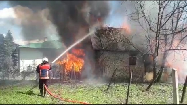 ÇAMLIYAYLA’DA YANGIN ÇIKTI