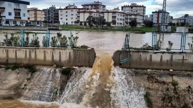 BAĞLAR MAHALLESİNDE ANA SU BORUSU PATLADI