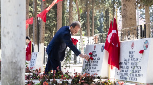 Başkan Seçer, Ramazan Bayramı Arifesinde Şehitliği Ziyaret Etti