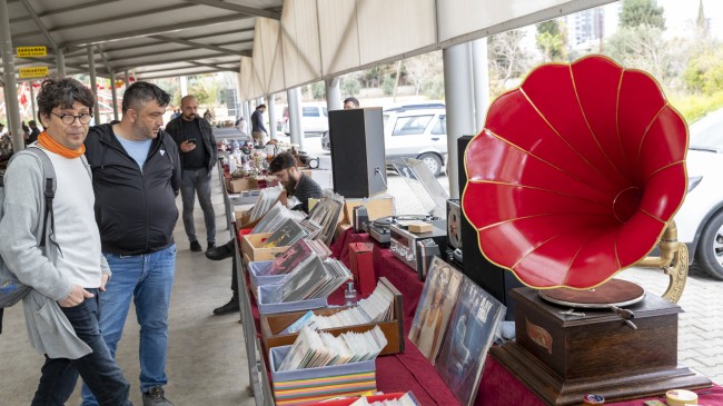 Mersin’in İlk ‘Antika Pazarı’ Vatandaşları Geçmişe Götürüyor