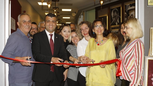 AV. MELİKE KIZILAY’IN DOT MANDALA SERGİSİ MERSİN BAROSU’NDA AÇILDI