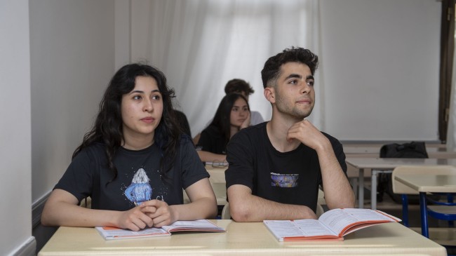 Büyükşehir’in Yurdu ve Kurs Merkezi Depremzede Miray Ve Mert’in Umutlarını Yeşertti