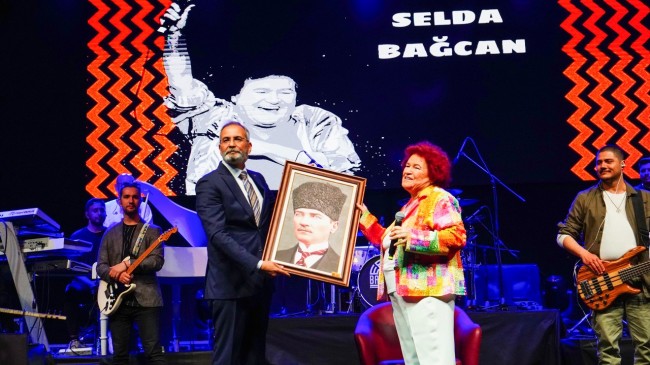 SELDA BAĞCAN COŞKUSU ALANLARA SIĞMADI