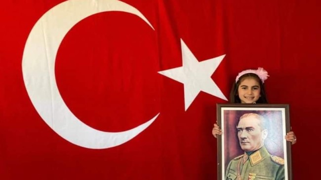 İŞTE BÖYLE OLUR MİNİKLERİN ATATÜRK SEVGİSİ