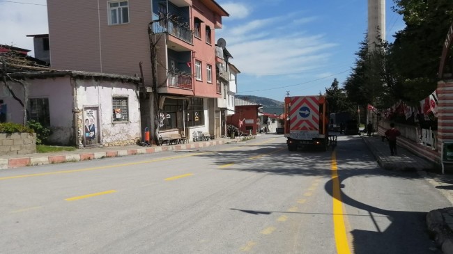 BÜYÜKŞEHİR’DEN ÇAMLIYAYLA’DA YOL ÇİZGİLEME ÇALIŞMASI