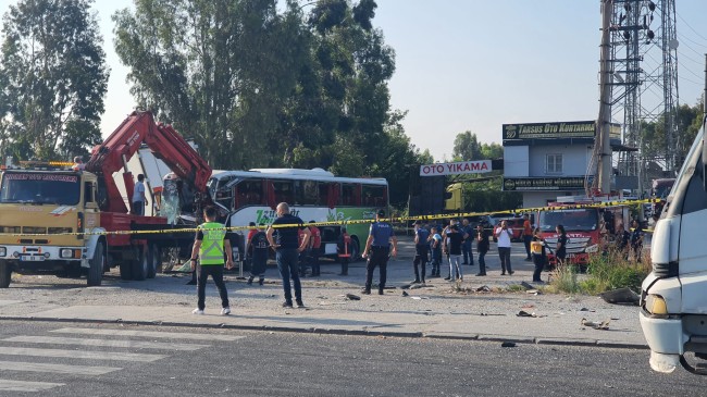 SON DAKİKA !!! Tarsus Hal Kavşağında Otobüs ile Kamyon Çarpıştı.1 kişi Öldü, 28 kişi Yaralandı
