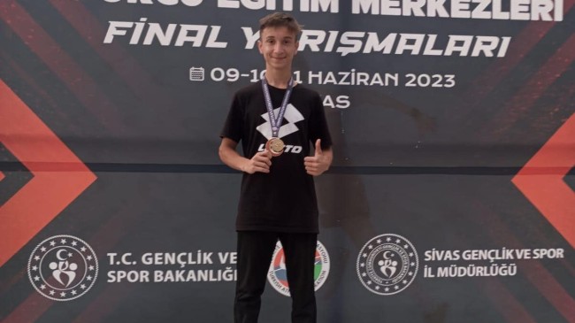 Emine Boro Ortaokulu Öğrencisi Hasan Başakcı,  Atletizm ŞampiyonasındaTürkiye 1.si oldu