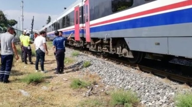 HEMZEMİN GEÇİTTE TRENİN ÇARPTIĞI YAŞLI KADIN HAYATINI KAYBETTİ