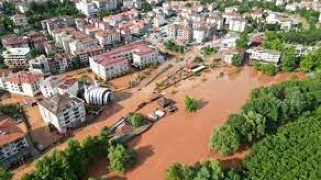 Karadeniz’i Sel Vurdu… Dereler Taştı, Yollar Göle Döndü…