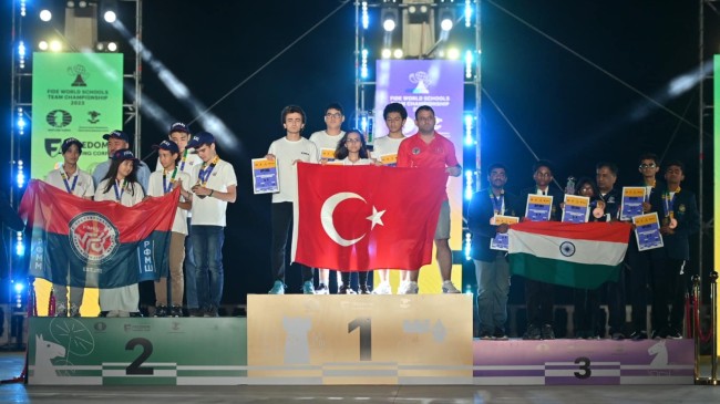 SATRANÇTA DÜNYA ŞAMPİYONUYUZ !