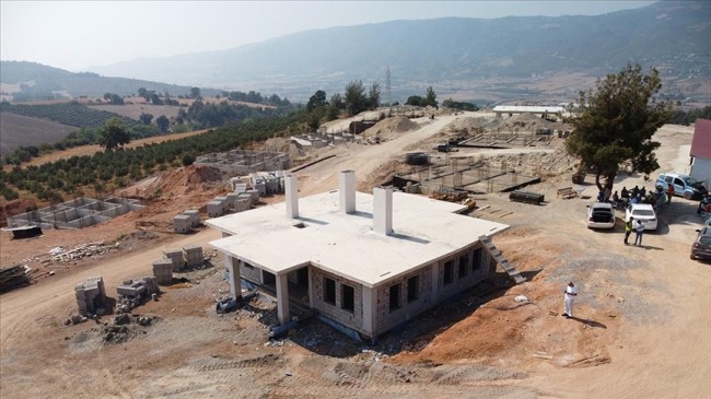 Osmaniye’nin Hasanbeyli İlçesinde Depremzedeler İçin Köy Evlerinin Yapımı Sürüyor
