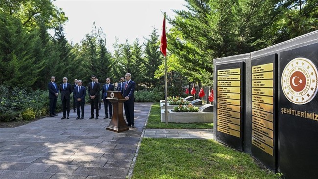 Dışişleri Bakanı Fidan, Dışişleri Şehitliği ve Anıtkabir’i Ziyaret Etti
