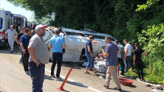 Ordu’da Tarım İşçilerini Taşıyan Minibüs ile Otomobilin Çarpıştığı Kazada 17 Kişi Yaralandı