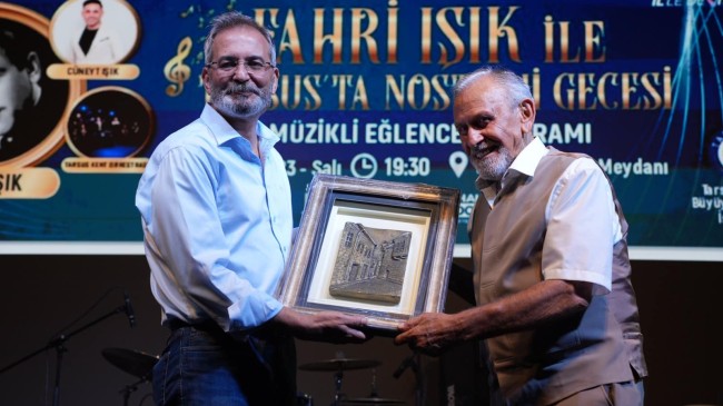 FAHRİ IŞIK’LA GEÇMİŞE YOLCULUK…TARSUS’TA NOSTALJİ DOLU BİR AŞKAM YAŞANDI