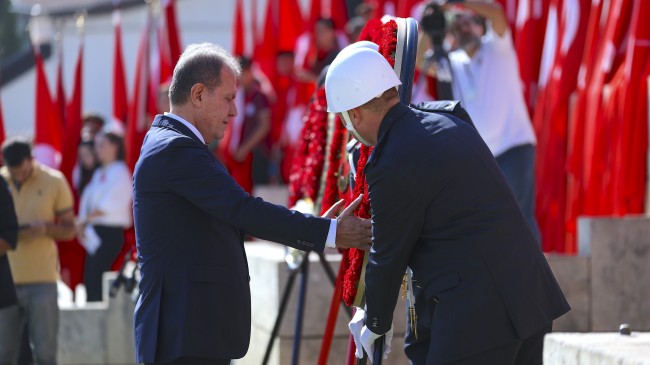 Başkan Seçer, Cumhuriyet’in 100. Yılı Dolayısıyla Atatürk Anıtı’na Çelenk Sundu