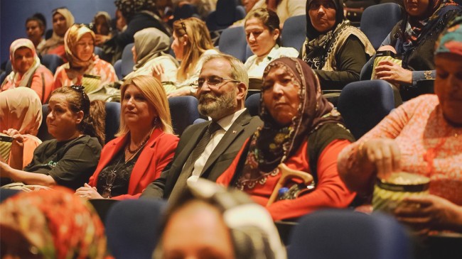 BAŞKAN BOZDOĞAN “ZÜBEYDE, ANALAR VE OĞULLARI” FİLMİNİ TARSUSLU KADINLARLA BİRLİKTE İZLEDİ