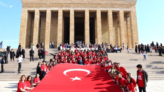 BAŞKAN YILMAZ, CUMHURİYET’İN 100. YILINDA 100 GENÇ İLE ANITKABİR’İ ZİYARET ETTİ