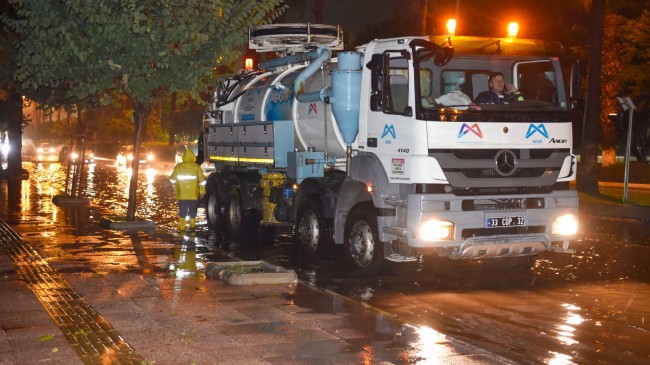 MESKİ Yağmur Suyu Timleri Şiddetli Yağışta Teyakkuza Geçti