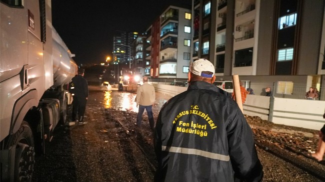 TARSUS BELEDİYESİ EKİPLERİ, YOĞUN YAĞIŞ VE FIRTINA SONRASI MAĞDURİYETLERİ GİDERDİ