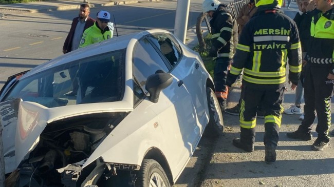 TARSUS’TA KONTROLDEN ÇIKAN ARAÇ AĞACA ÇARPTI: 1 YARALI