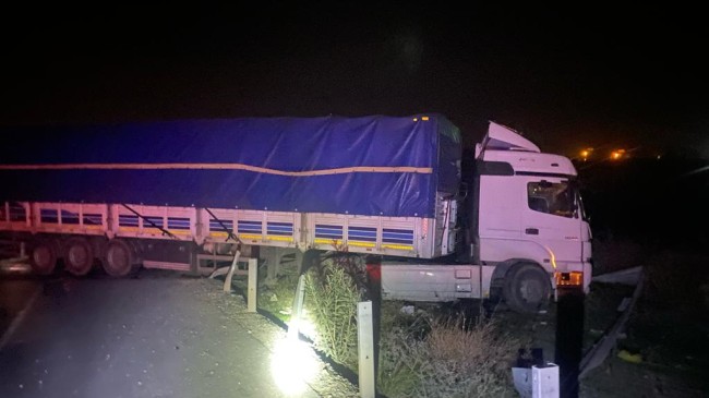Tır’a Arkadan Çarpan Otomobilin Sürücüsü Yaralandı