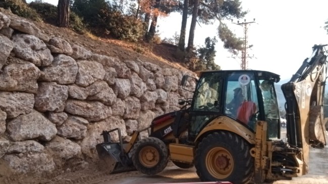 BÜYÜKŞEHİR BELEDİYESİ’NDEN ÇAMLIYAYLA YILDIZ MEZARLIĞI BÖLGESİNDE TAŞ DUVAR ÖRME ÇALIŞMASI