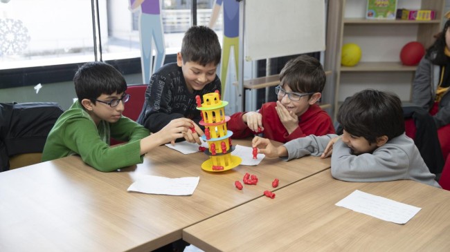 Büyükşehir’in ‘Hello Mersin’ Kulübü İle Çocuklar, İngilizce Öğrenmenin Tadını Çıkartıyor