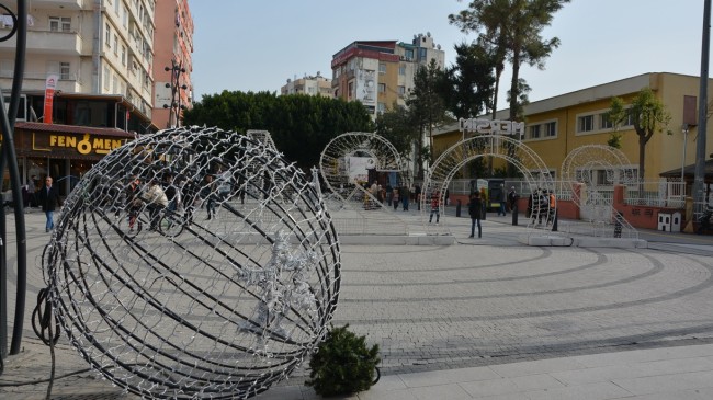 BÜYÜKŞEHİR BELEDİYESİ TARAFINDAN TARSUS’TA YARENLİK ALANINA KONULAN YILBAŞI SÜSLEMELERİ TAHRİP EDİLDİ