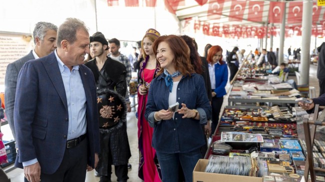 Başkan Seçer ve Eşi Meral Seçer Antika Pazarı’nda Geçmişe Nostaljik Bir Yolculuk Yaptı