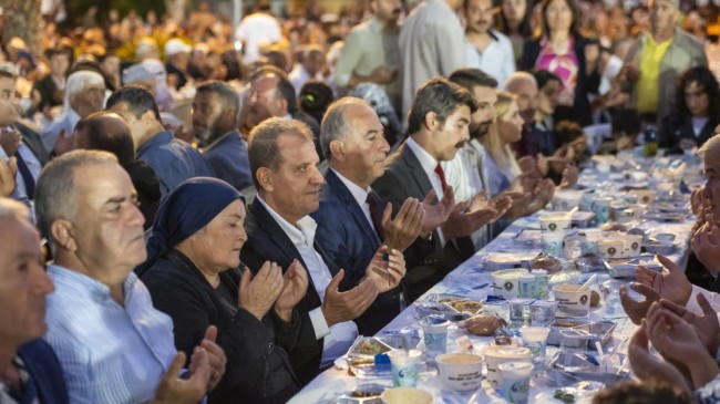 Başkan Seçer, Anamur Halkıyla Birlikte İftar Yaptı