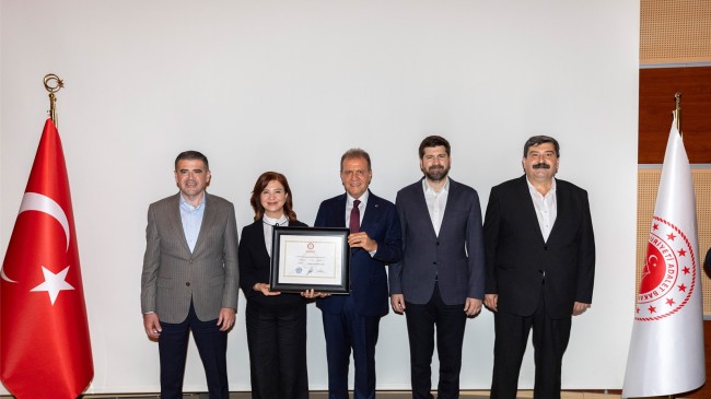 TARSUS BELEDİYE BAŞKANI ALİ BOLTAÇ, VAHAP SEÇER’İN MAZBATA TÖRENİNE KATILDI